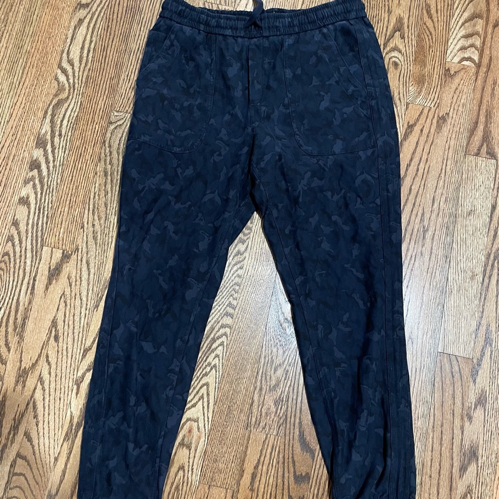 Athleta Farallon jogger blue camo size 8